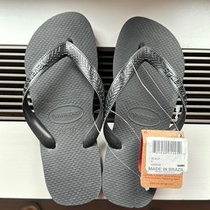 Black NWT Havaianas - Size 6.